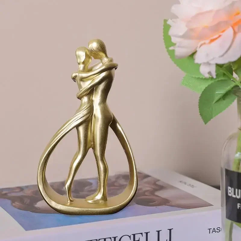 Escultura Decorativa Casal Abraço Dourado